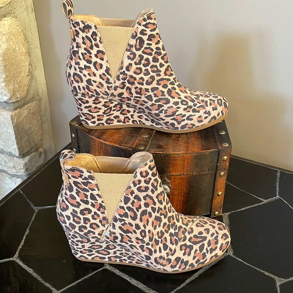 Like new Tom’s Leopard Booties